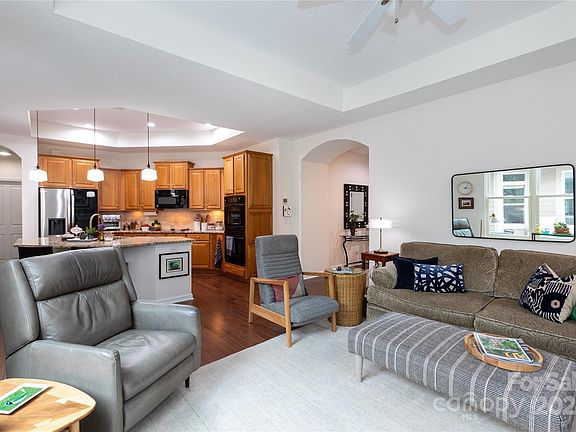 4th image of 4410 Parkgate Dr