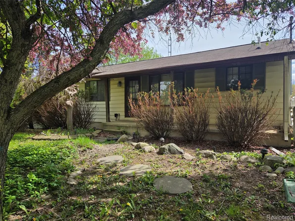 6300 Runyan Lake Rd, Fenton, MI 48430