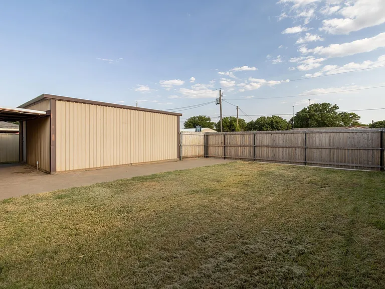 1303 Mockingbird St — Photo 20