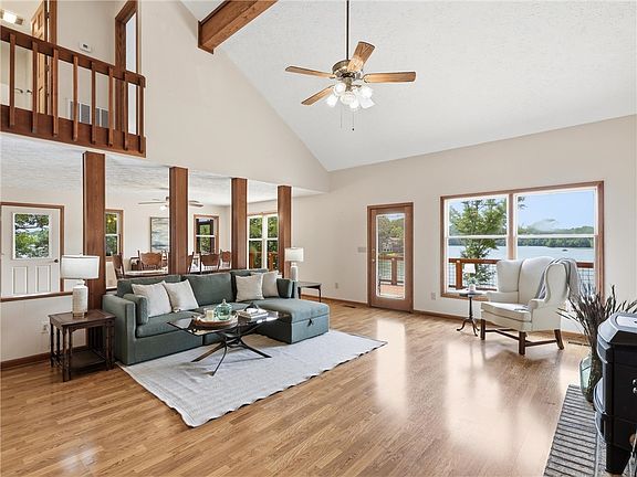 3rd image of 211 Tanglewood Ln
