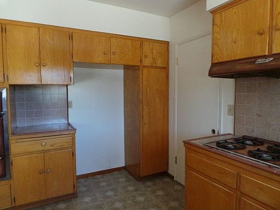 5th image of 924 W Kendall St