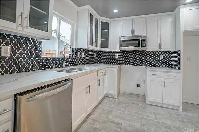 137 N Mardina St — Photo 15