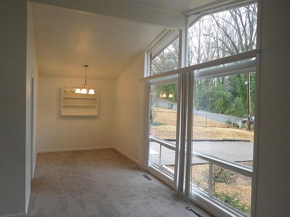 4th image of 204 Lakeview Dr