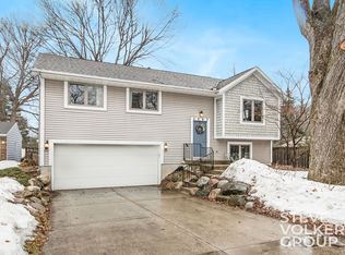 2065 Chelsea Dr NE, Grand Rapids, MI 49505