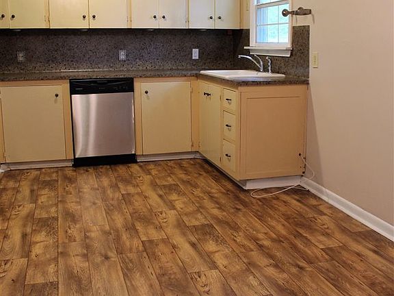 5th image of 208 S Peach St