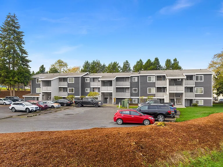 2550 N Vassault St — Photo 3