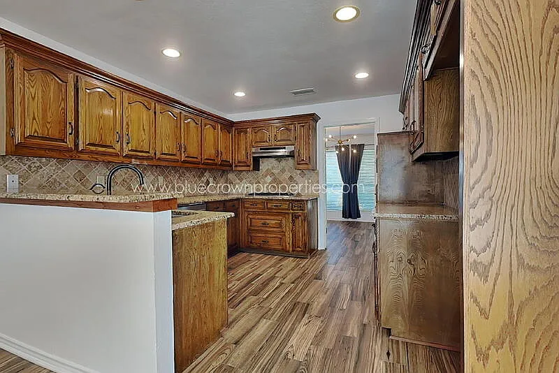 4 bed, 2.0 bath, 2217 sqft, $3,300 — Photo 4