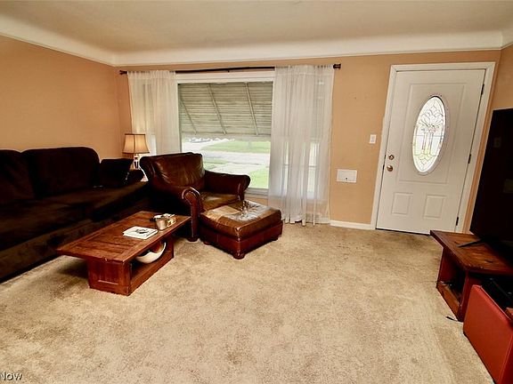 3rd image of 319 Halle Dr