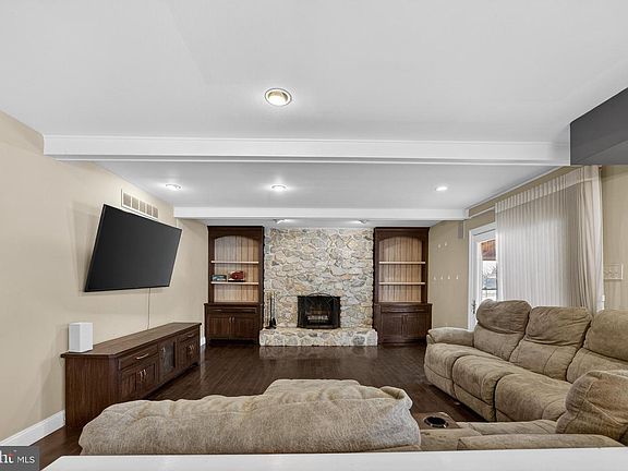 4th image of 52 Hampton Dr