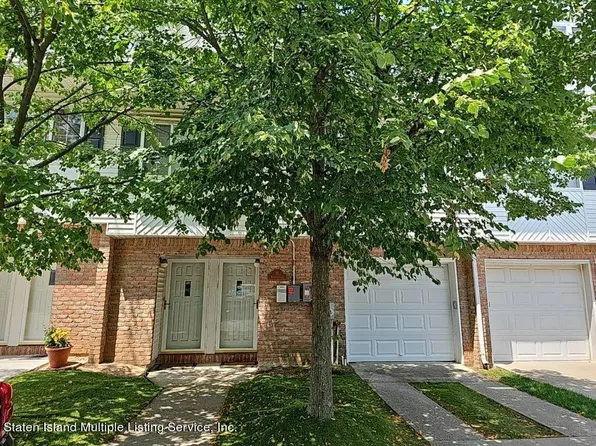 35 Red Cedar Ln, Staten Island, NY 10309