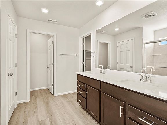 DEN_Paint-Brush-Hills_Chatfield_Bathroom_10462-Devoncove-Dr