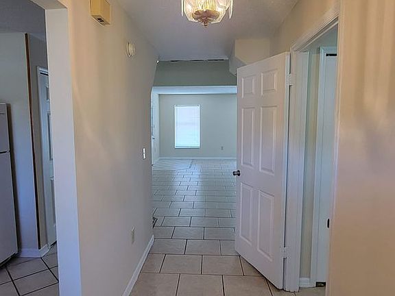 4th image of 611 W Oak Terrace Dr
