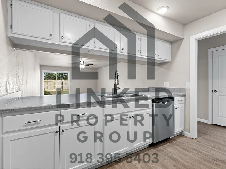1600 W Madison St — Photo 8