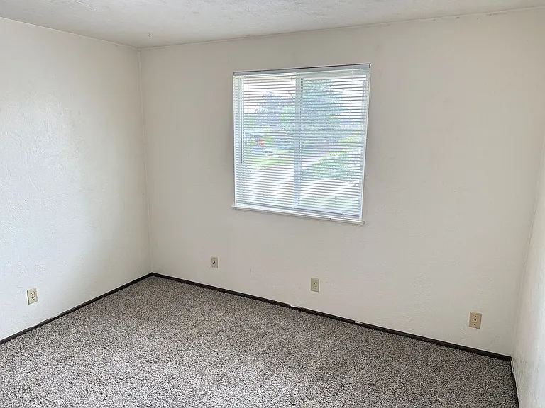 165 SW Kalmia St. — Photo 18