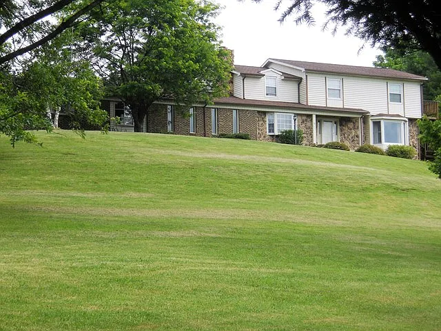 630 Hillsboro Dr photo 1