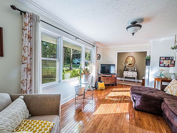 4th image of 190 W Windsor Cir