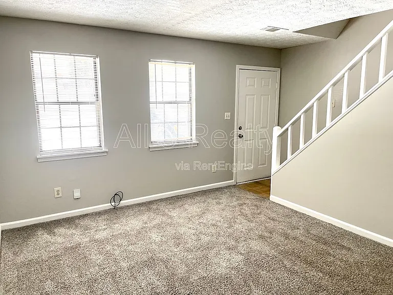 120 Meadowbrook Ct #C — Photo 3