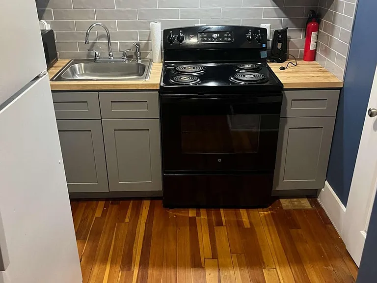 33 Poplar St — Photo 2