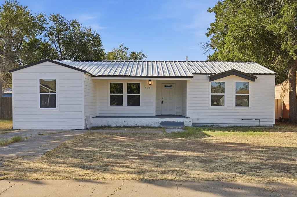 4 bed, 2.0 bath, 2568 sqft, $2,600 — Photo 3