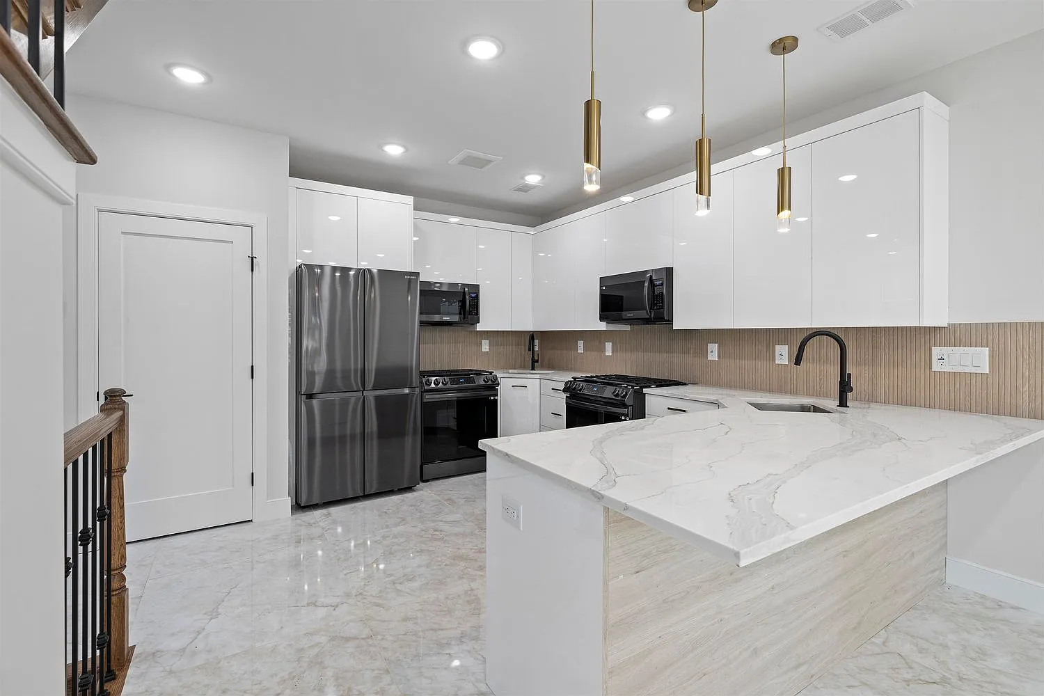 5 bed, 3.5 bath, 1909 sqft, $4,000 — Photo 1