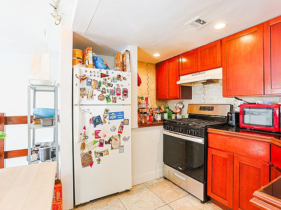 5th image of 2213 Green St APT A4