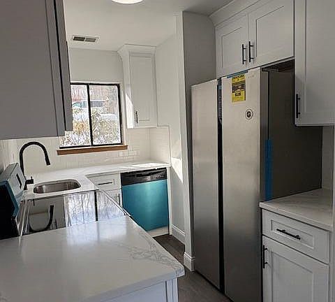3rd image of 337 Crewe Ct