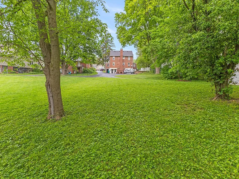 547 W Main St — Photo 34