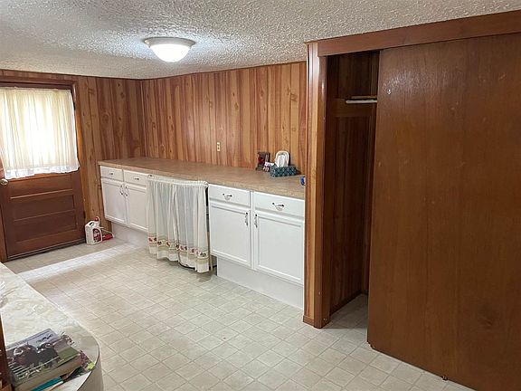 3rd image of 98 Dawn St