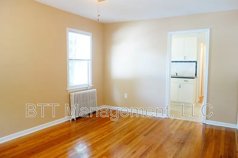 3 bed, 1.5 bath, 1100 sqft, $2,350 — Photo 2