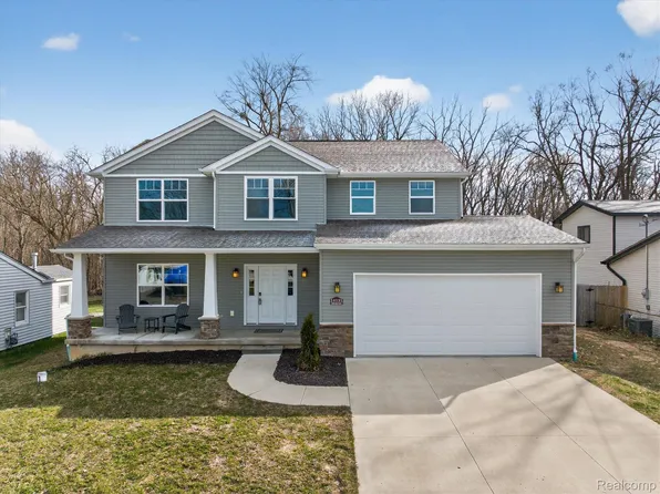 14131 Eastview Dr, Fenton, MI 48430