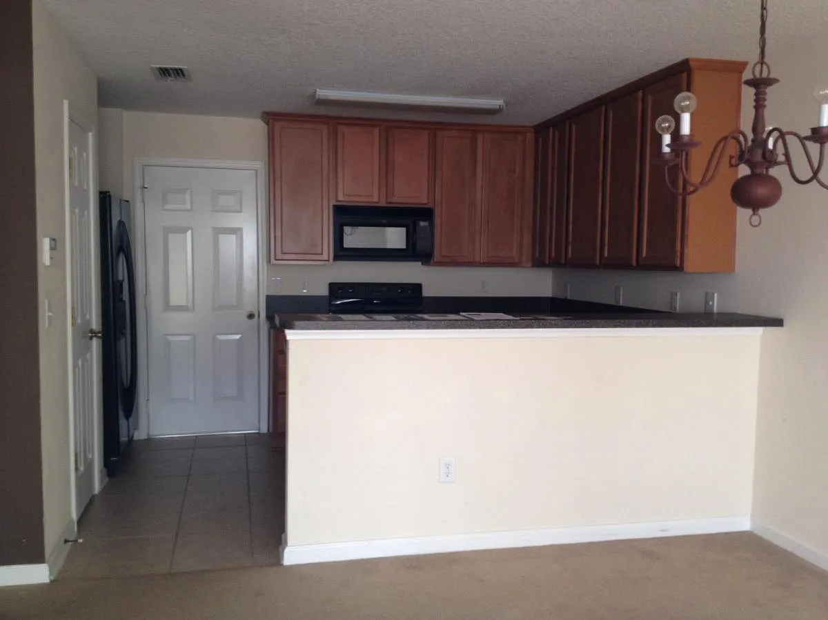 3 bed, 2.5 bath, 1468 sqft, $1,800 — Photo 3