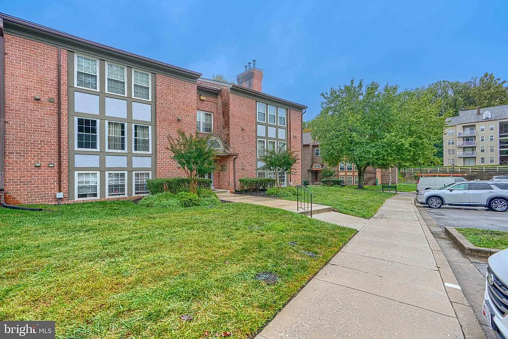 2 bed, 2.0 bath, 1427 sqft, $2,200 — Photo 2