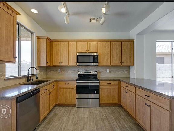 3rd image of 1710 White Oak Dr