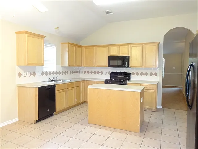 1819 Manor Dr — Photo 2