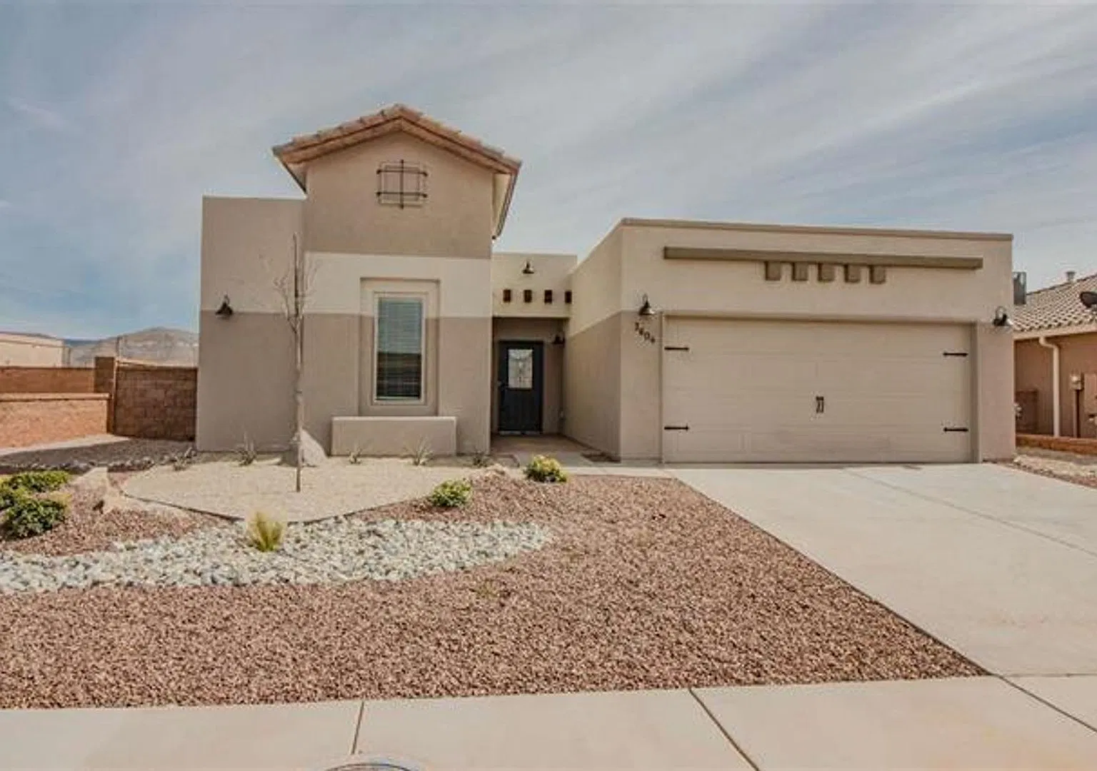 Spectacular 3 bed 2 bath home — Photo 1