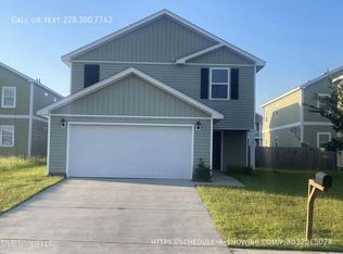 2017 Carondelet St, Ocean Springs, MS 39564