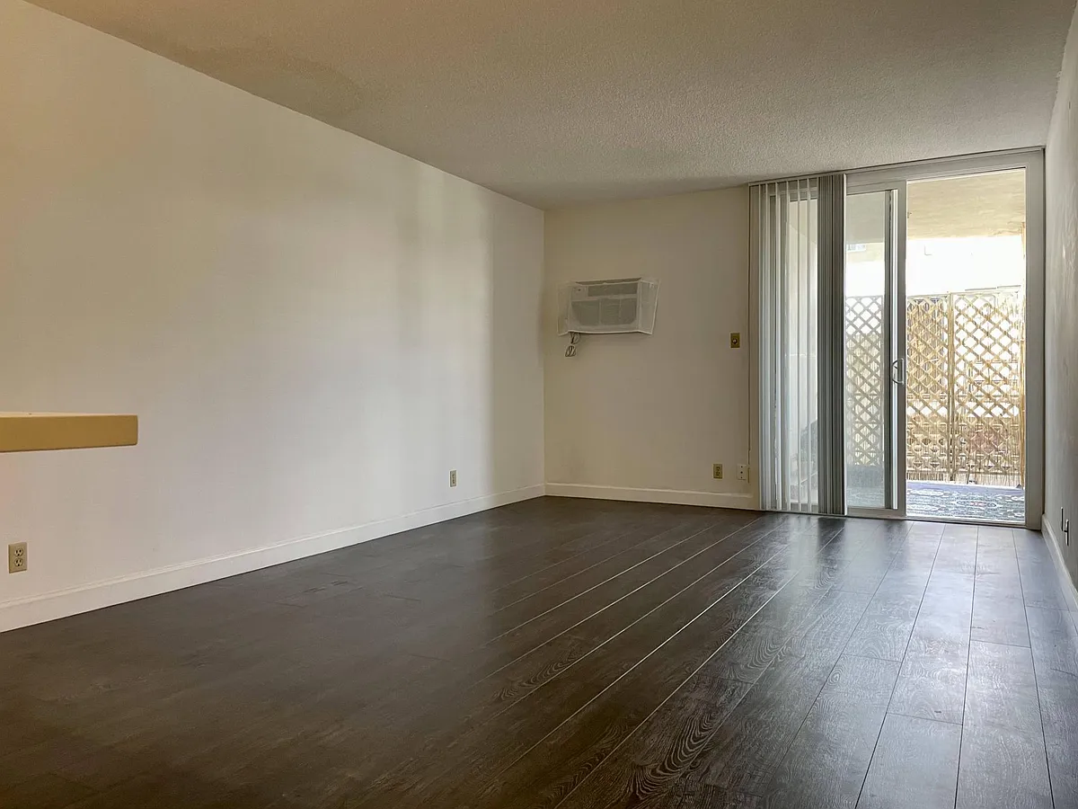 Spacious living room with premium hard wood flooring - 320 S Gramercy Pl #210
