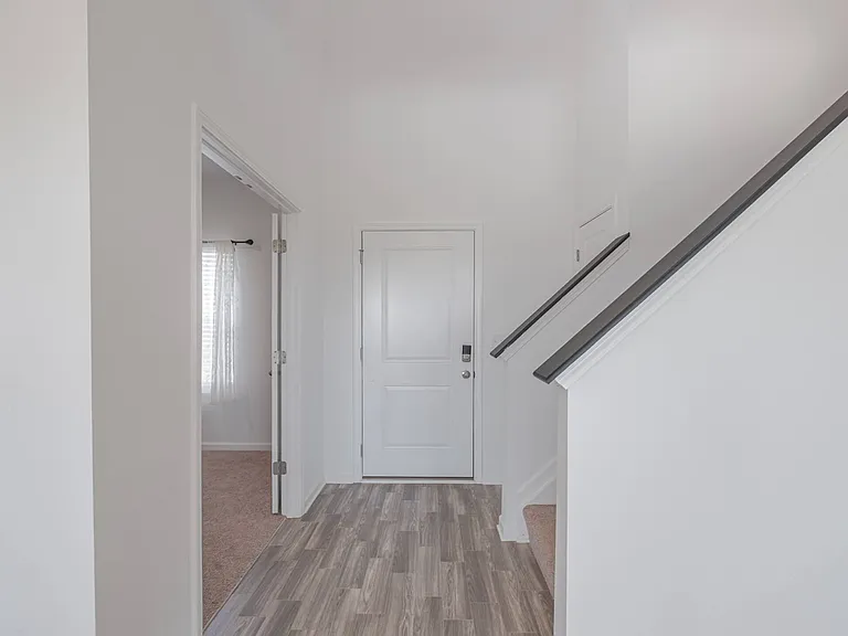 4000 Summit Ct — Photo 2