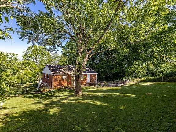 3rd image of 3908 Creekside Dr
