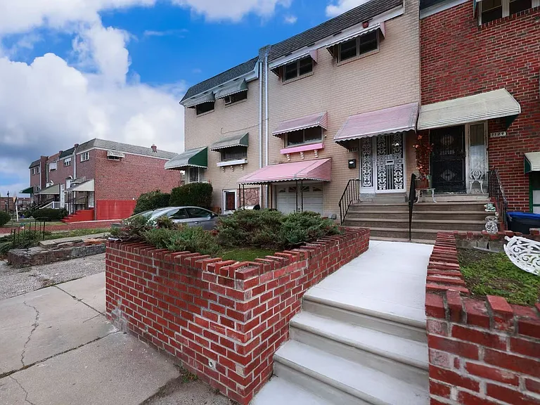 1122 W Oxford St — Photo 1