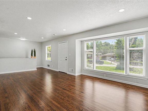 3rd image of 10104 Wheeling Ave