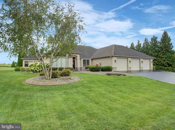 3512 Fox Hill Dr, Chambersburg, PA 17202