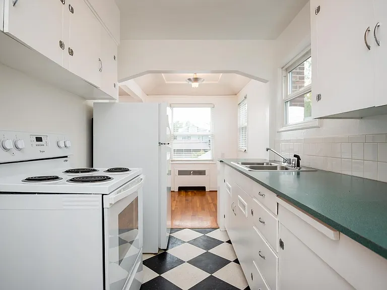 2211 NE Pacific St — Photo 19