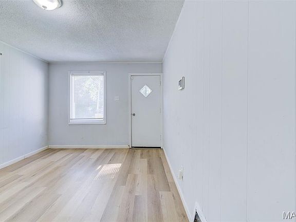 3rd image of 121 Coburg Dr