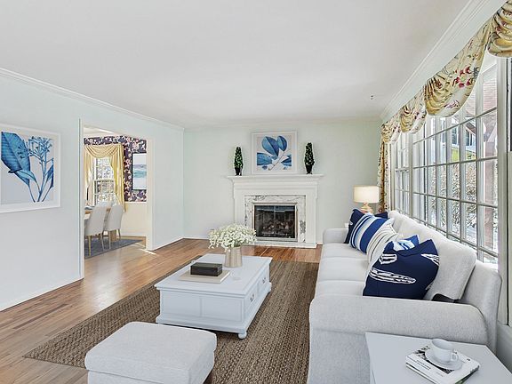 3rd image of 1081 Woodbine Ln
