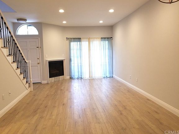 4th image of 5145 Yarmouth Ave Unit 8
