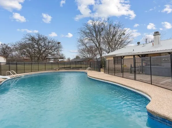 1601 E Bankhead Dr, Weatherford, TX 76086
