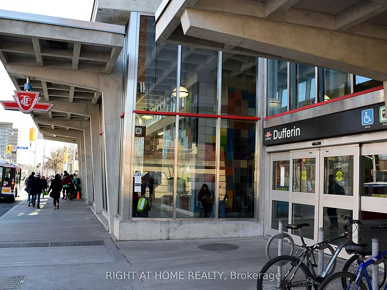 1054 Dufferin St #2 — Photo 15