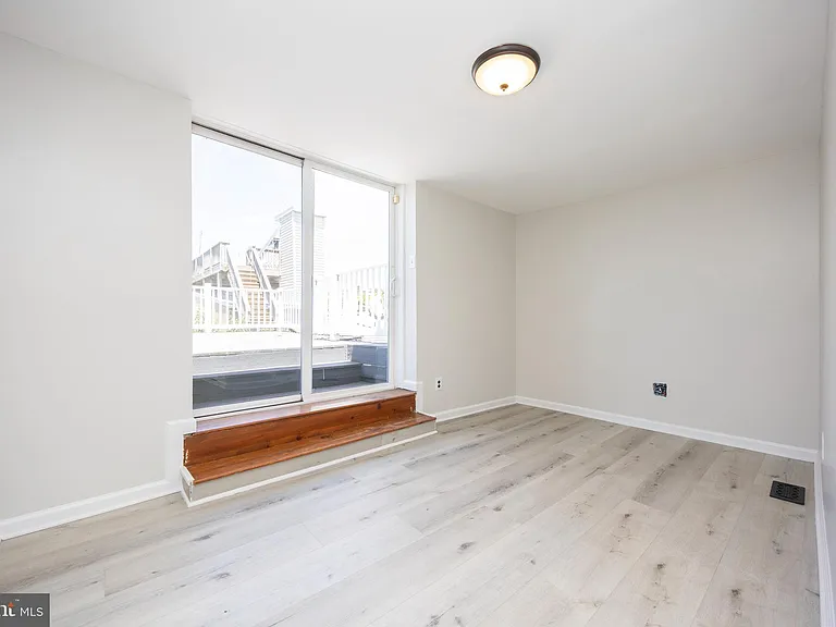 206 E Cross St — Photo 23