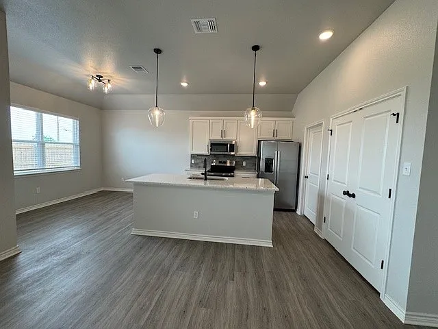 Kitchen & Dining